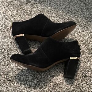 Adrienne Vittadini Black Ankle Booties Sleek Suede
